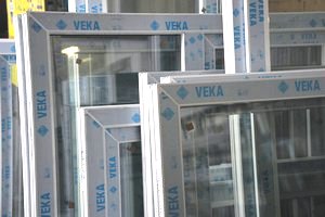 Недорогие пластиковые балконные двери